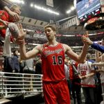 El jugador Pau Gasol (c) de Chicago Bulls, felicitado por los aficionados.