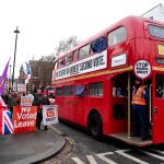 Manifestantes a favor del Brexit protestan frente a un autobús en el que pueden leerse consignas contrarias a la salida del país de la Unión Europea