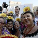 El presidente del Gobierno, Mariano Rajoy, se fotografía con varias simpatizantes a su llegada al mitin del PPC en Badalona (Barcelona)