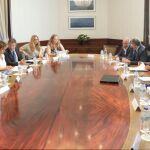 El presidente del PP, Pablo Casado (2i), durante la reunión que ha mantenido hoy con asociaciones de jueces y fiscales para abordar lo sucedido con la defensa del juez Pablo Llarena así como las necesidades para el ejercicio de sus funciones y la garantía de su independencia