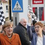 Angela Merkel y la primera ministra del estado de Sarre, Annegret Kramp-Karrenbauer, en un acto de campaña del Partido Demócrata Cristiano (CDU)