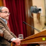 El líder del PP, Alejandro Fernández, en el último pleno celebrado en el Parlament
