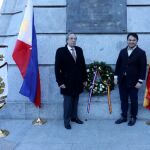 En la imagen Raif G. Roldán, y Federico Sánchez Aguilar, depositando la ofrenda floral ante el monumento.