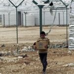 Un refugiado sirio transporta ayuda humanitaria en el campo de refugiados de guerra en la localidad fronteriza con Siria de Zaatary (Jordania)