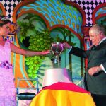 El doctor Bartolomé Beltrán, capataz de honor, y la Reina de las Fiestas depositan el vino en la bota de roble.