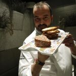 Javier Aparicio muestra el steak tartar que sirve en La Raquetista