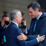 El presidente del Gobierno, Pedro Sánchez, y el lehendakari, Iñigo Urkullu