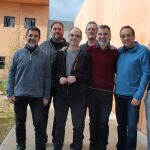 Jordi Sànchez, Jordi Turull, Jordi Cuixart, Josep Rull y Raül Romeva, en primera línea, y detrás, Oriol Junqueras y Joaquim Forn, en el patio de la prisión de Lledoners / Òmnium Cultural