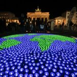 Un globo terráqueo iluminado por leds en Berlín