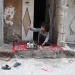 Un niño sirio en la puerta de su casa después del alto el fuego