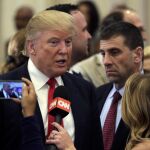 Donald Trump responde a los medios en Florida