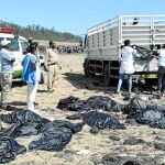 Miembros de los equipos de rescate recogen los cuerpos de los fallecidos cerca de la localidad de Bishoftu / Ap