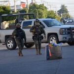Efectivos de la Marina Armada de México buscan en las alcantarillas donde fue recapturado Joaquín "El Chapo"Guzmán.