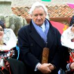 Las alcaldesas de Zamarramala, en Segovia, las hermanas Elisabet y Débora Velasco Otero, posan con el periodista Luis del Olmo, que ha recibido el premio Matahombres de oro, durante la celebración de la fiesta de Santa Águeda Las alcaldesas de Zamarramala, en Segovia, las hermanas Elisabet y Débora Velasco Otero, posan con el periodista Luis del Olmo, que ha recibido el premio Matahombres de oro, durante la celebración de la fiesta de Santa Águeda