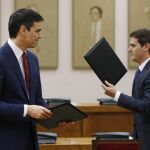 El secretario general del PSOE, Pedro Sánchez (i), y el presidente de Ciudadanos, Albert Rivera, durante la firma del acuerdo.