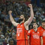 Bojan Dubljevic celebra hacia el público la victoria contra Herbalife Gran Canaria.