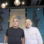 A la izquierda, los chefs Ferran Adrià e Hiroyoshi Ishida, que son la base de «El tigre de Yuzu», que se verá en el Mercat de les Flors.