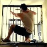 El líder opositor venezolano Leopoldo López, en la ventana de su celda