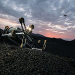 El robot, vigilado desde el cielo por el dron, en una de las pruebas sobre el suelo de Lanzarote