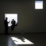 Dos usuarios del MWC con sus móviles