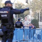 Agentes de la Policía Nacional, ayer en los alrededores del Congreso durante el discurso de Rajoy