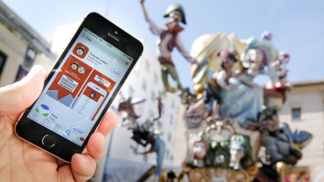 La app Traca, junto a una de las fallas