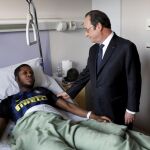El presidente de Francia, François Hollande, con el joven agredido
