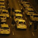 Los taxistas han obligado a cortar el tráfico entre la plaza de Colón y la calle Raimundo Fernández Villaverde / Foto: Alejandro Olea