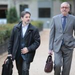 El exdiputado de CiU Oriol Pujol, conversa con su abogado, Xavier Melero, a la salida de la Audiencia Nacional