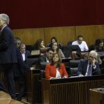 El consejero de Salud, Aquilino Alonso, compareció ayer en la Cámara andaluza para dar explicaciones sobre la crisis en el SAS