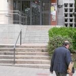 Los vecinos lamentan que la Generalitat haya cerrado las urgencias y el servicio de fin de semana del CAP Guineueta y piden más servicios para el distrito