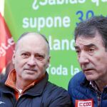 Los secretarios regionales de UGT y CCOO, Faustino Temprano y Ángel Hernández en la concentración vicepresidenta Los Reyes