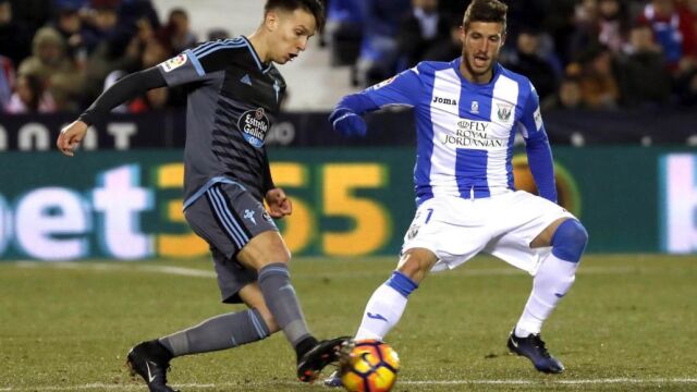 El centrocampista serbio del Celta, Nemanja Radoja (i), intenta llevarse el balón ante el defensa del Leganés, Victor Díaz, durante el encuentro