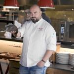 El cocinero, grouse en mano en Lakasa, momentos antes de comenzar el servicio en este templo de caza