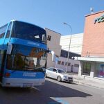 Parada en zona SER El «tramabús» también estacionó en una zona SER, lugar en el que si el conductor no sacó el tique, debería haber sido sancionado. Además, aquí al menos una persona se bajó del autobús.
