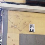 Lugar en el que estaba colocada la placa a Mame Mbaye, que ha sido arrancada
