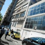El cadáver fue encontrado en el edificio de amplia cristalera negra que aparece en la imagen y que su propietario había ido alquilando a varios inquilinos para distintos menesteres