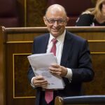 El ministro de Hacienda, Cristóbal Montoro, hoy en el pleno del Congreso de los Diputados