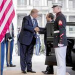 Donald Trump recibe afectuosamente al presidente egipcio, Abdelfatah Al Sisi, a su llegada ayer a la Casa Blanca
