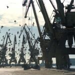 Las gruas del puerto de Tarragona paradas.