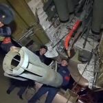 Técnicos preparan un avión de combate para bombardear posiciones del Estado Islámico (EI) en Siria