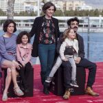 La directora Carla Simón posa con los actores de "Verano 1993"