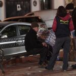 Una persona sin techo con los servicios sociales del Ayuntamiento de Sevilla. Foto: Manuel Olmedo