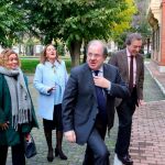 Herrera bromea con los periodistas a la llegada de la ministra Batet a la Junta, en presencia de Virginia Barcones y De Santiago-Juárez