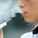 Los cigarrillos electrónicos pueden inducir a fumar