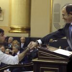 Ramón Espinar, de Podemos, jura su cargo ante el presidente del Senado, Pío García Escudero