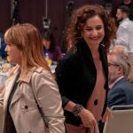 Verónica Pérez y María Jesús Montero, ayer en Sevilla / Foto: Efe