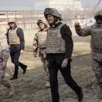 El ministro de Defensa en funciones, Pedro Morenés (c), a su llegada al cuartel general de la Resolute Support Mission en Kabul