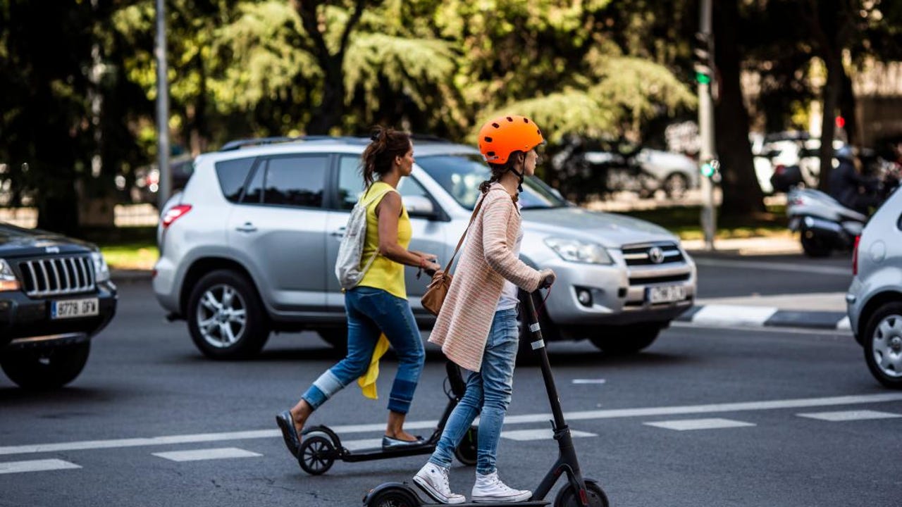 Valladolid regula el uso de los patinetes eléctricos y bicicletas: Novedades, restricciones, multas...