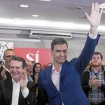 El secretario general del PSOE Pedro Sánchez, acompañado por Abel Caballero.